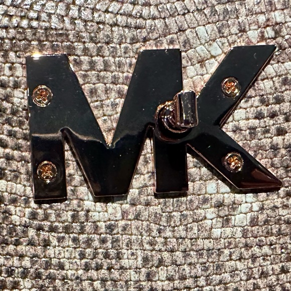 New MICHAEL KORS Oyster Mott Cross Body purse with matching shoes size 7 1/2 - Picture 13 of 17